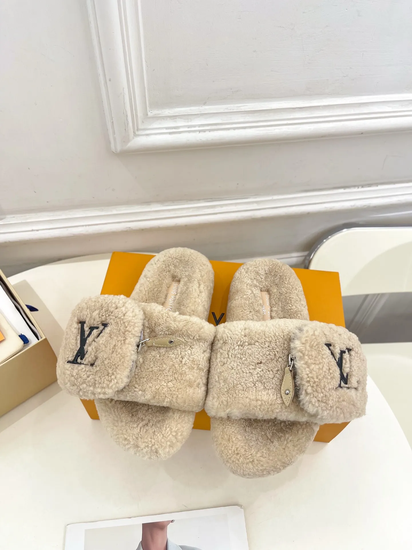 👟👟Ex-factory price 480👟👟 | Louis Vuitton 25𝐬𝐬 🧡💚2025 spring and summer new style top version⚠️ The counter features the latest LV wallet fur slippers, new hard goods🆕 ❥BS purchasing level! Full of high-end feel! A popular model among bloggers at home and abroad, it’s retro and fashionable and looks amazing on your feet! Mainly recommended model on the official website★ ━━━━━ ЅᏇєєt ━━━━━ ▪️Upper: Original custom-made wool ▪️Lining: imported goat hair lining ▪️Outsole: Original custom-made non-slip outsole ▪️Heel height: flat ▪️Shoe size: 35-39 (40.41.42 customization is not returnable)